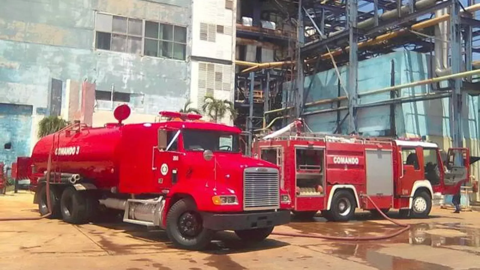 Bomberos en la termoeléctrica de Santa Cruz