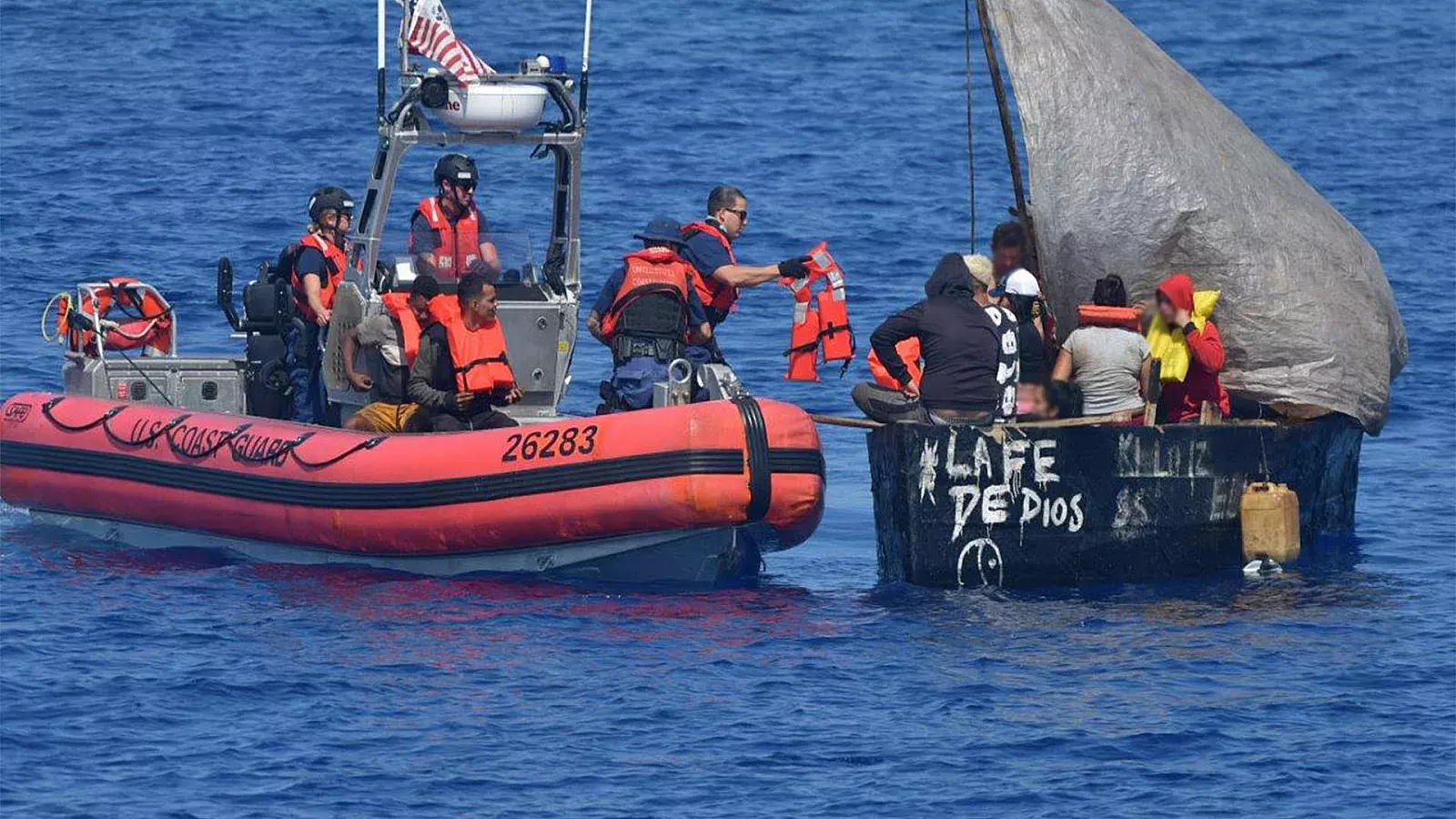 La tripulación del guardacostas Isaac Mayo interceptó el 29 de marzo un barco de migrantes al sur de Cayo Hueso, Florida.