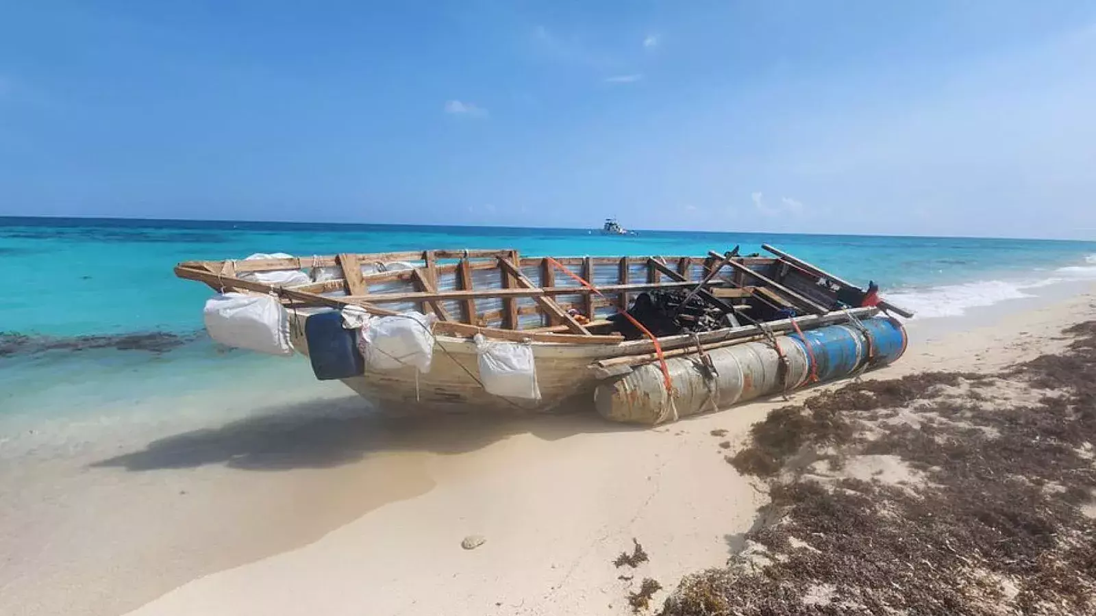 Balsa rústica de migrantes cubanos.