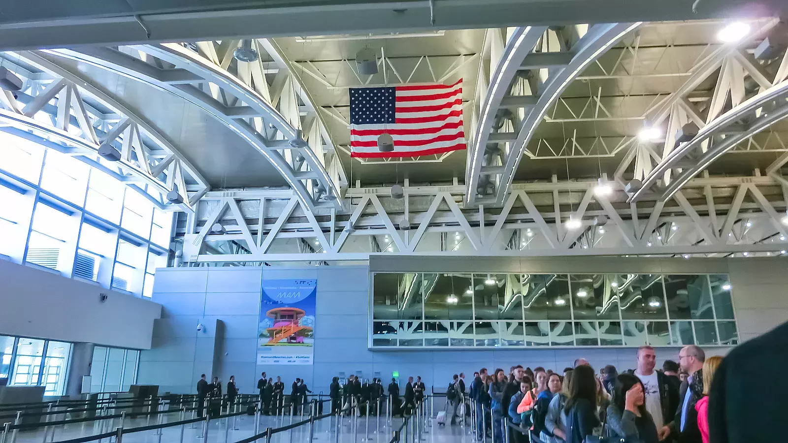 Viajeros en el Aeropuerto Internacional de Miami