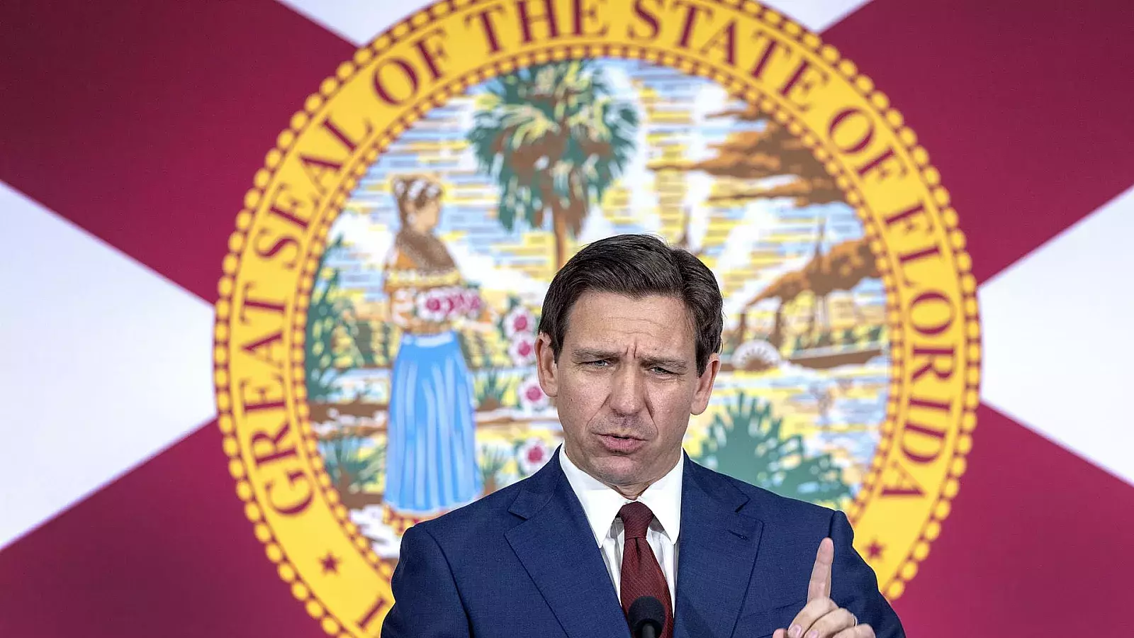 DeSantis firma un proyecto de ley que elimina los estudios de diversidad racial en las universidades