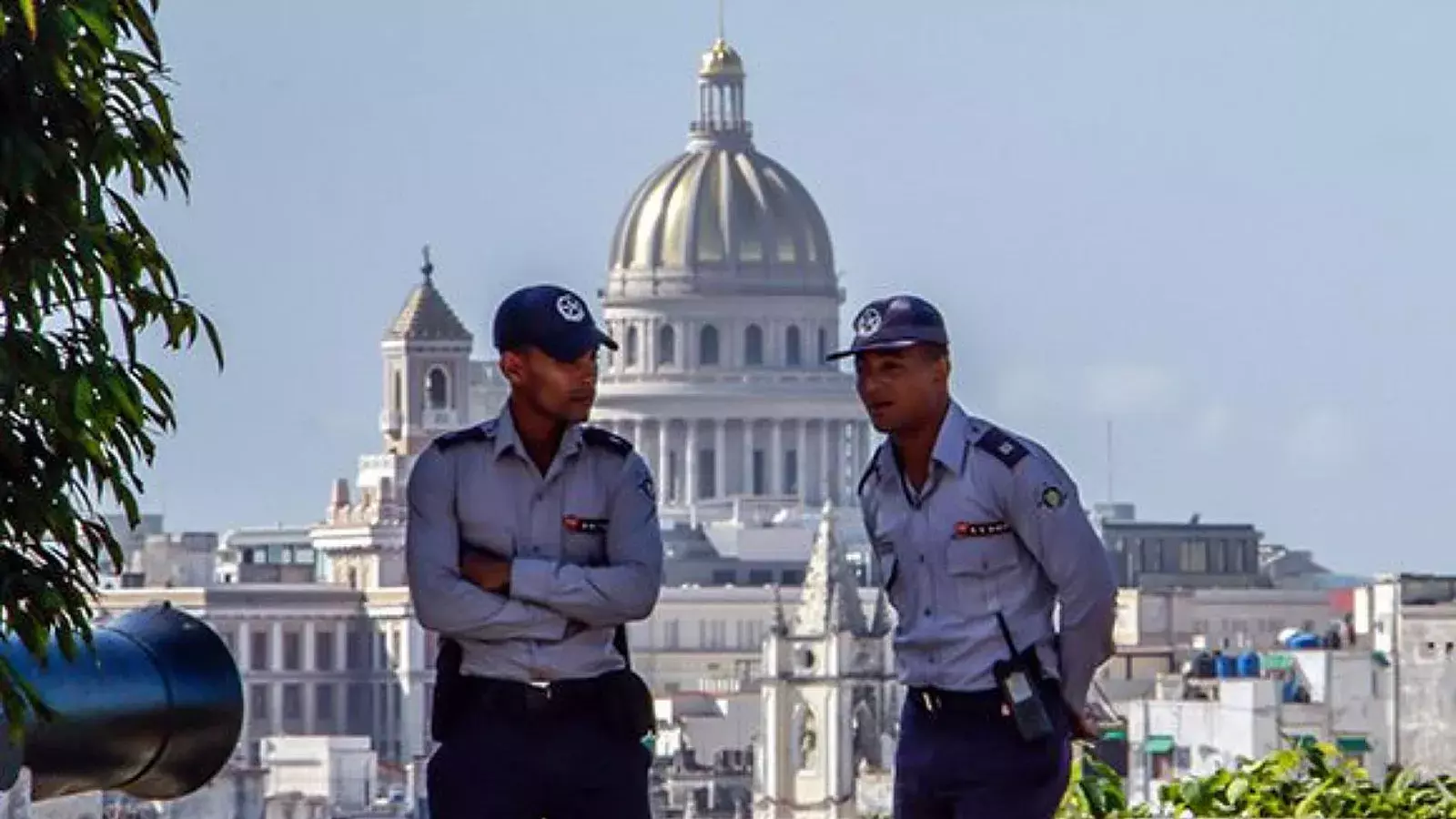 Policías vigilan La Habana. Imagen de referencia.