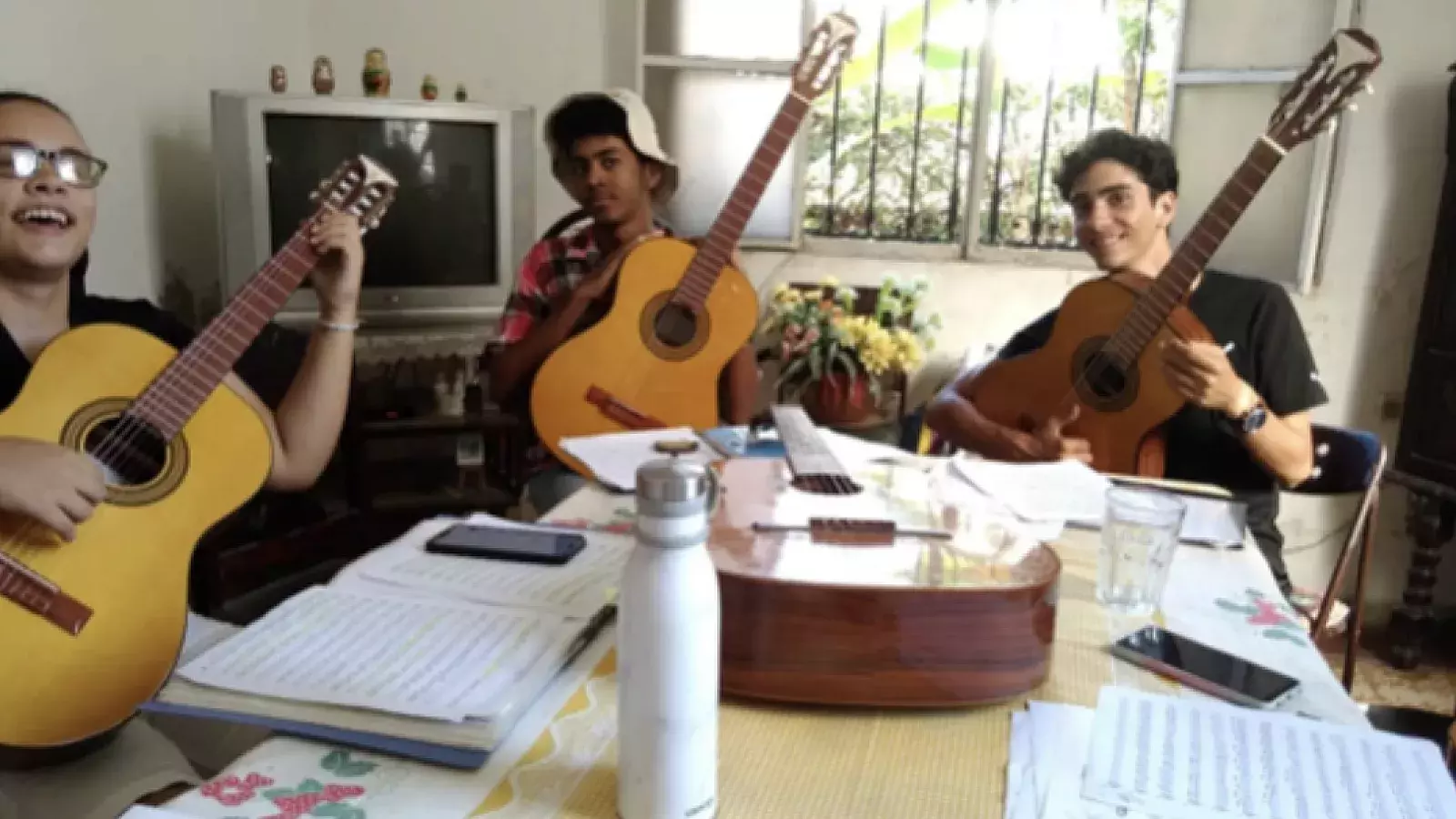 Gibson donó guitarras a estudiantes de música en Cuba