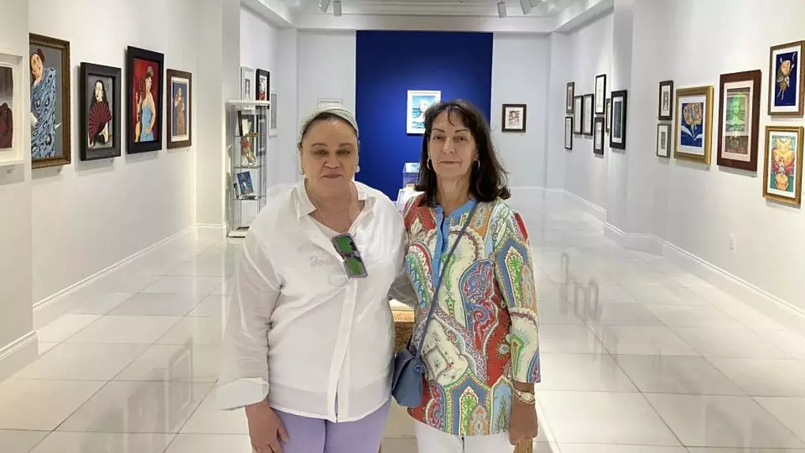 Zoé Valdés en expo de Ramón Unzueta en Miami.