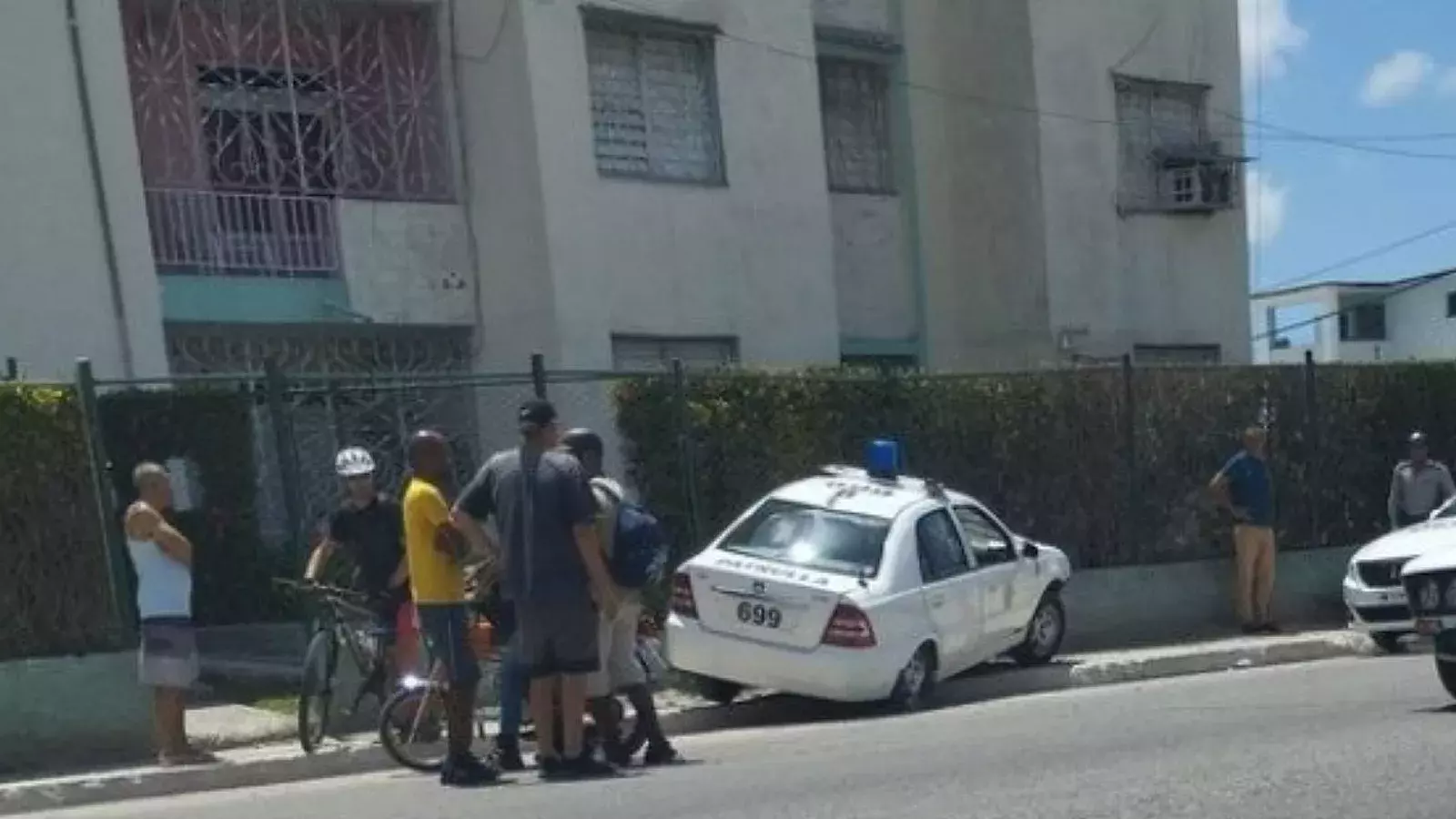 Patrulla de la PNR chocó contra la pared perimetral de un edificio en San Miguel del Padrón.