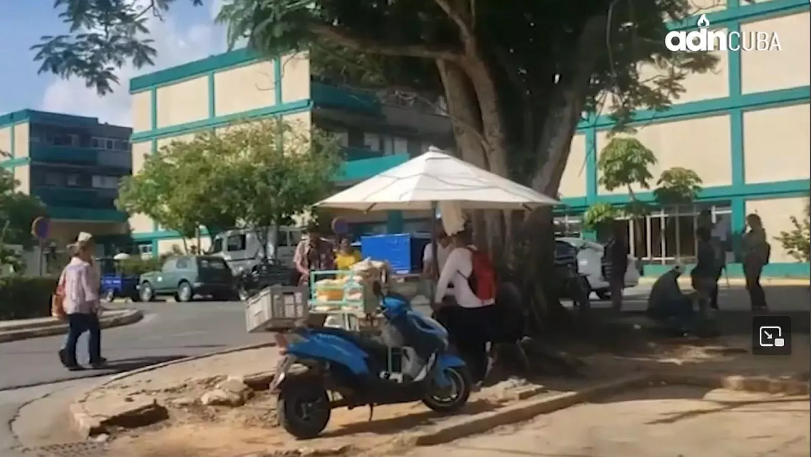 Pequeños negocios fuera del hospital.