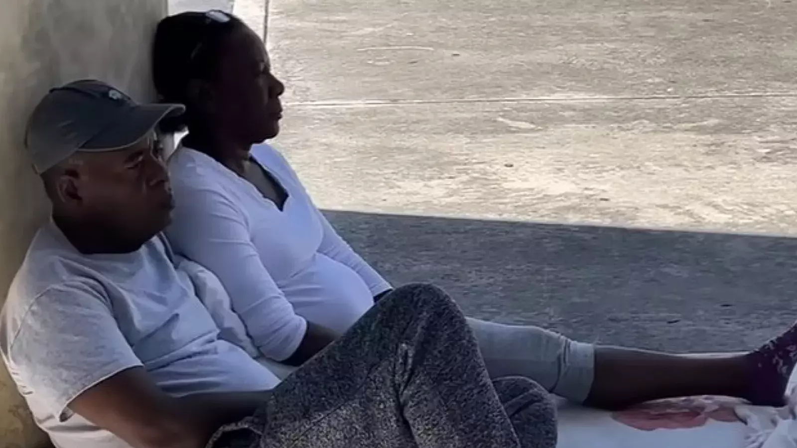 Pareja de cubanos durmiendo bajo un puente en Miami