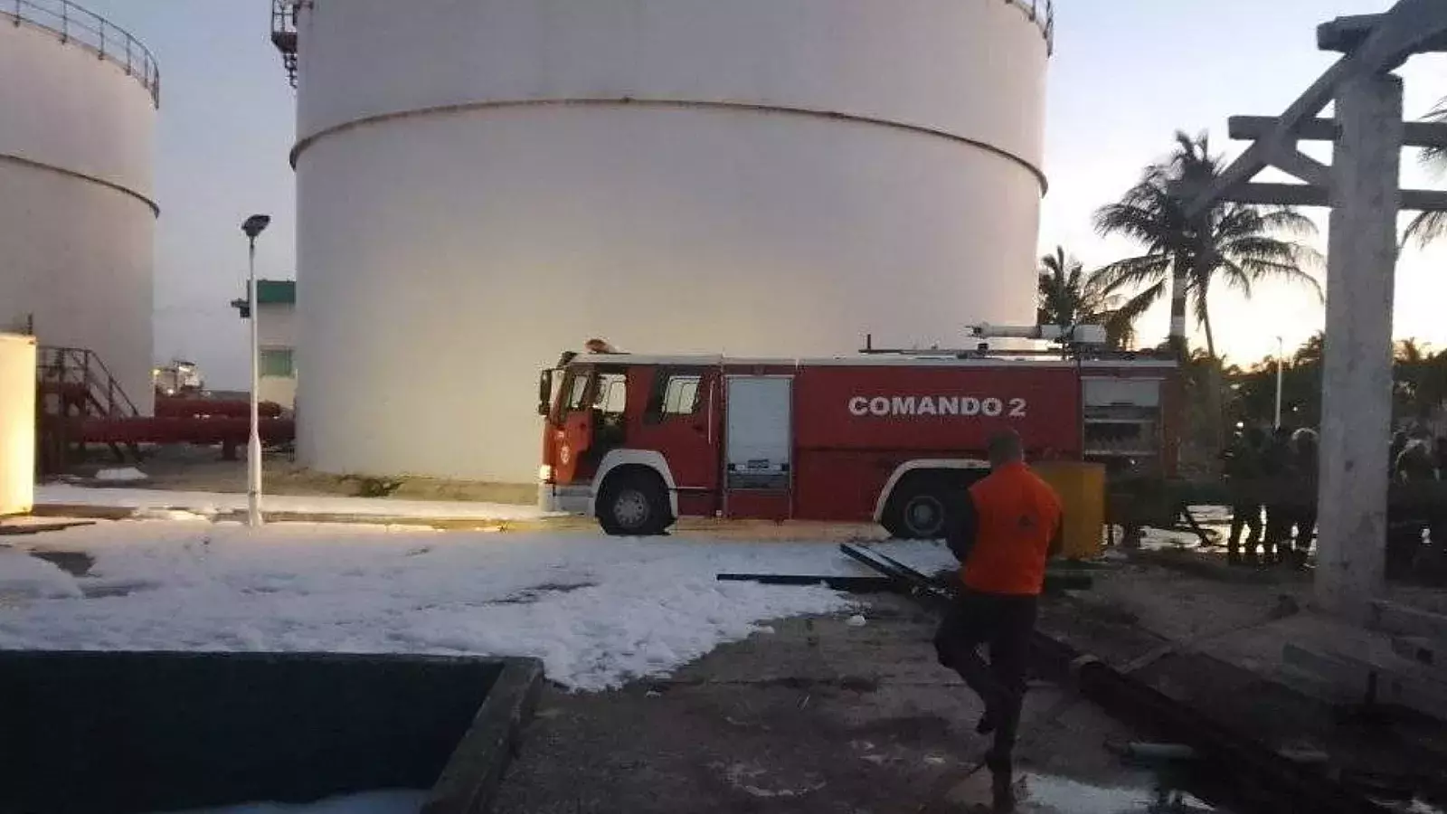Sofocan incendio en muelle de supertanqueros