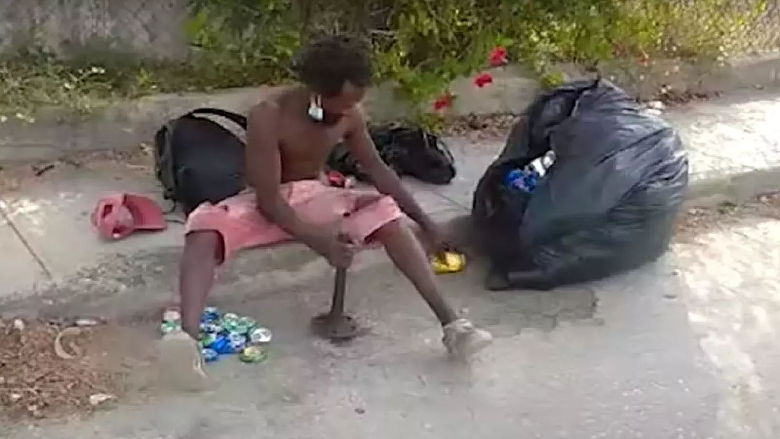 Machacando latas para sobrevivir