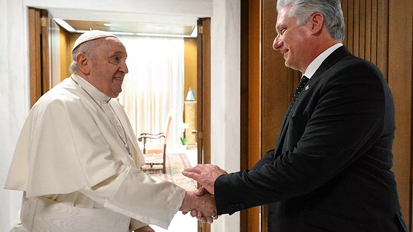 Protestan contra la reunión entre el Papa y Díaz-Canel en el Vaticano