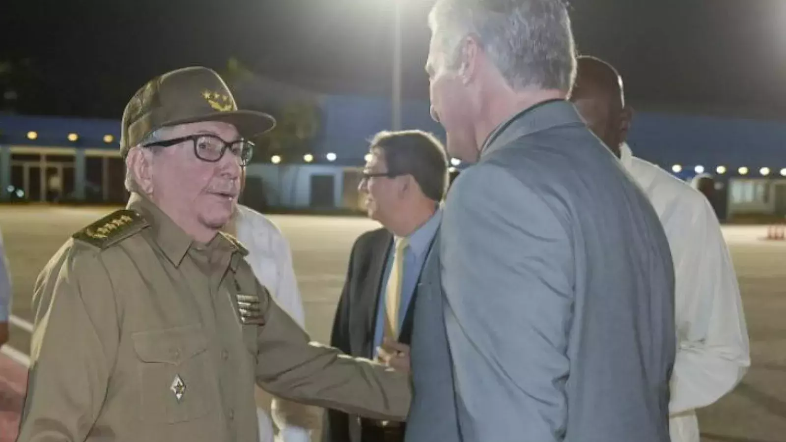 Castro y Canel en la pista del Aeropuerto habanero