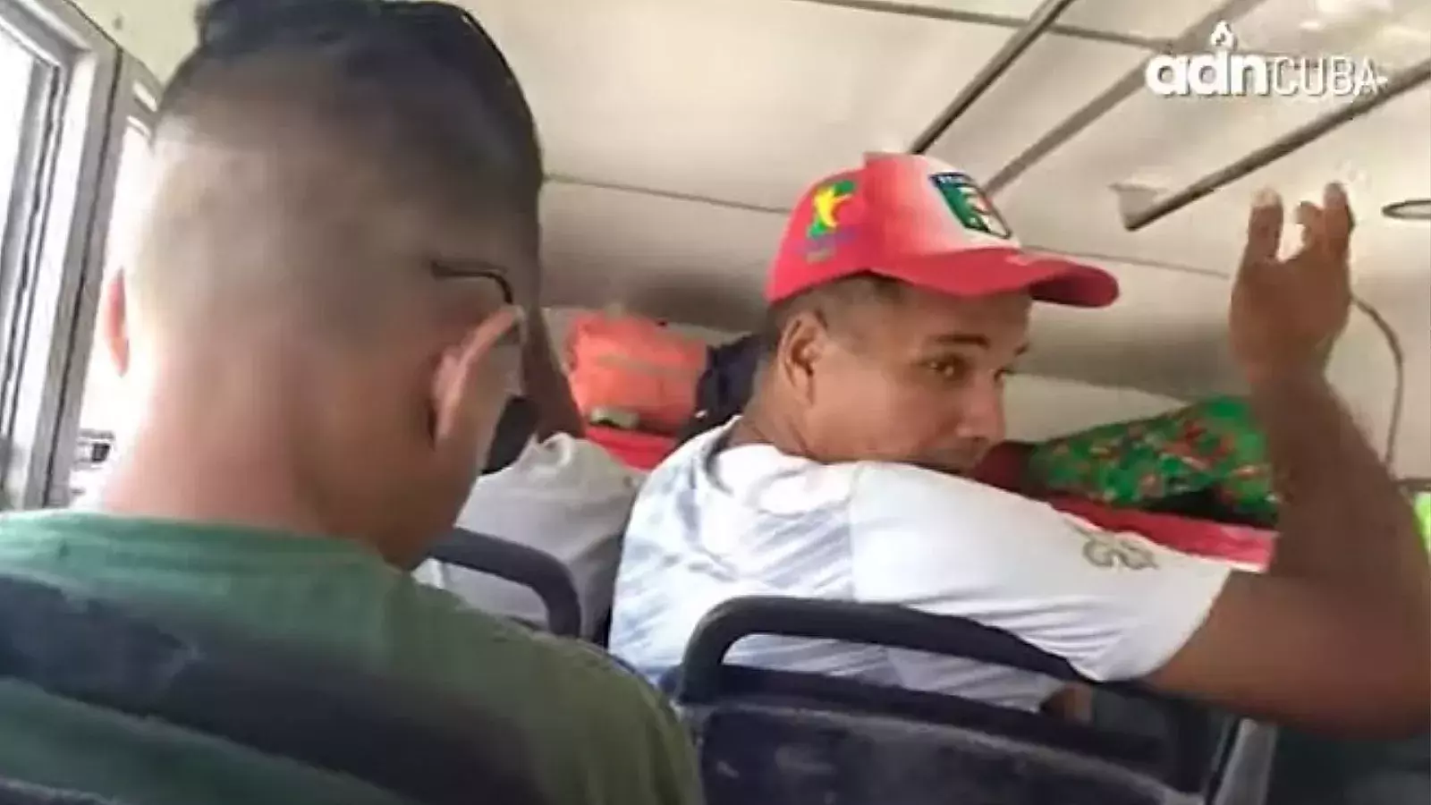 Conversación de cubanos en una guagua