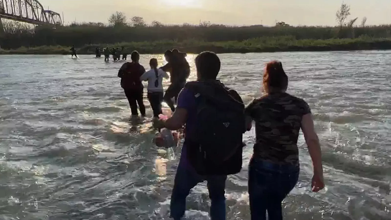 Migrantes en la frontera sur de EE.UU