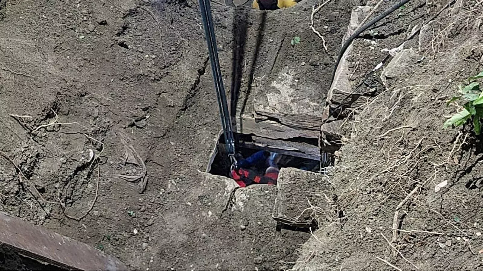 Imágenes del rescate de cubano en pozo de Holguín