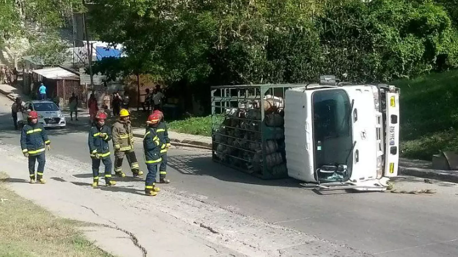 Camión volcado en Santiago de Cuba