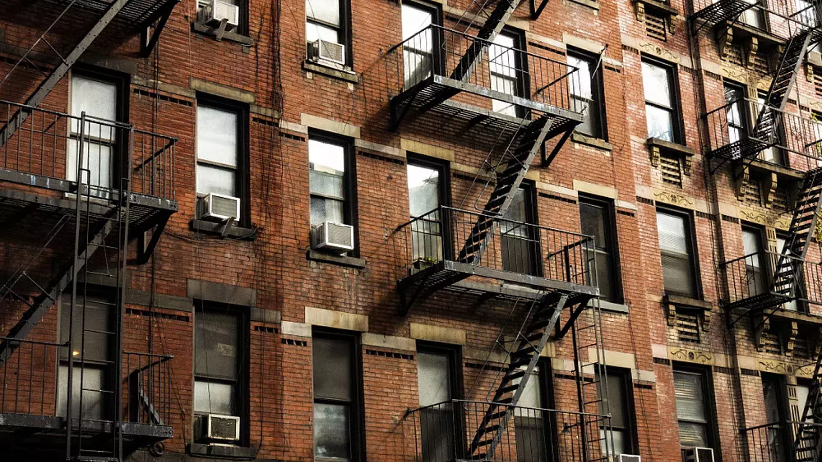 Niña de 3 años en estado crítico tras caer del sexto piso de un edificio en Nueva York