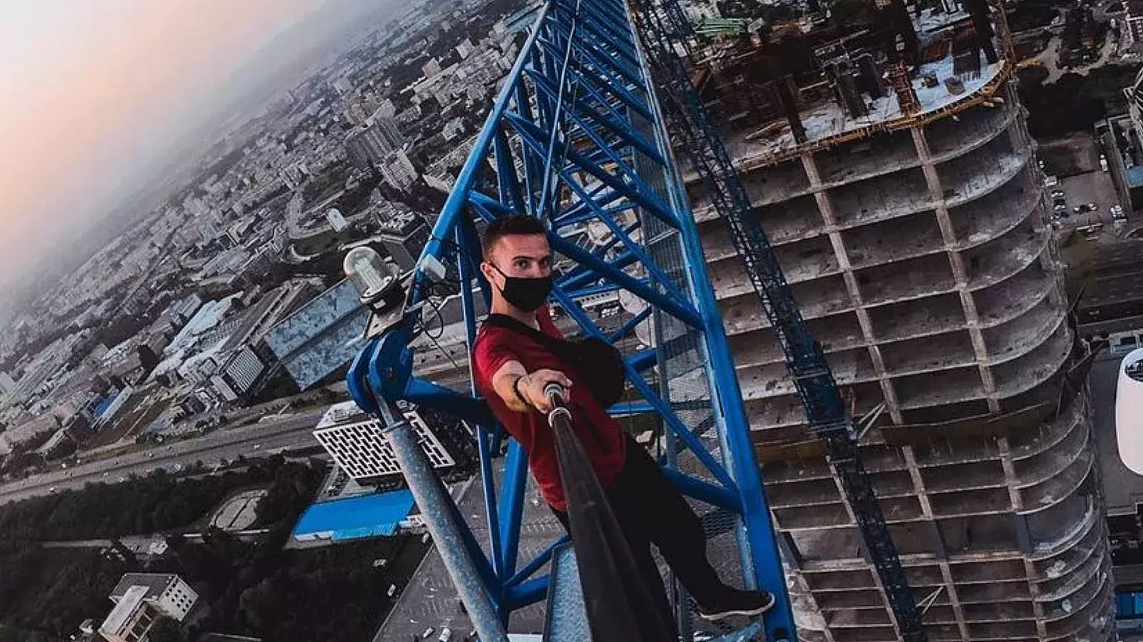 Muere influencer francés conocido por acrobacias a gran altura tras caer de un piso 68