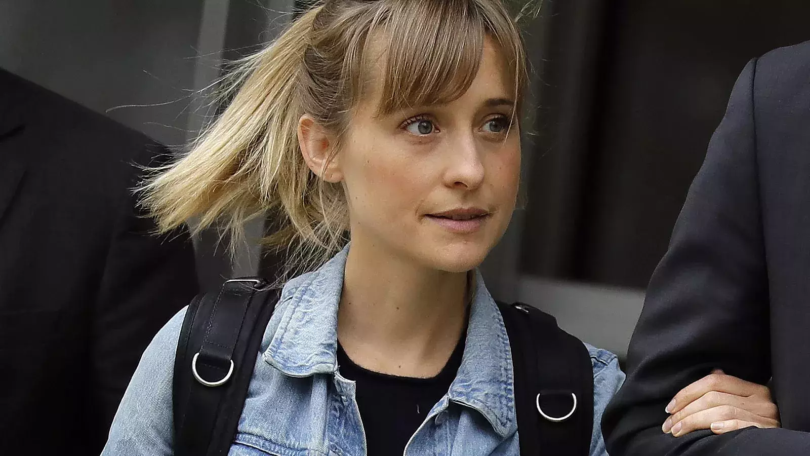 La actriz Allison Mack sale de prisión tras cumplir condena por reclutar esclavas sexuales para una secta