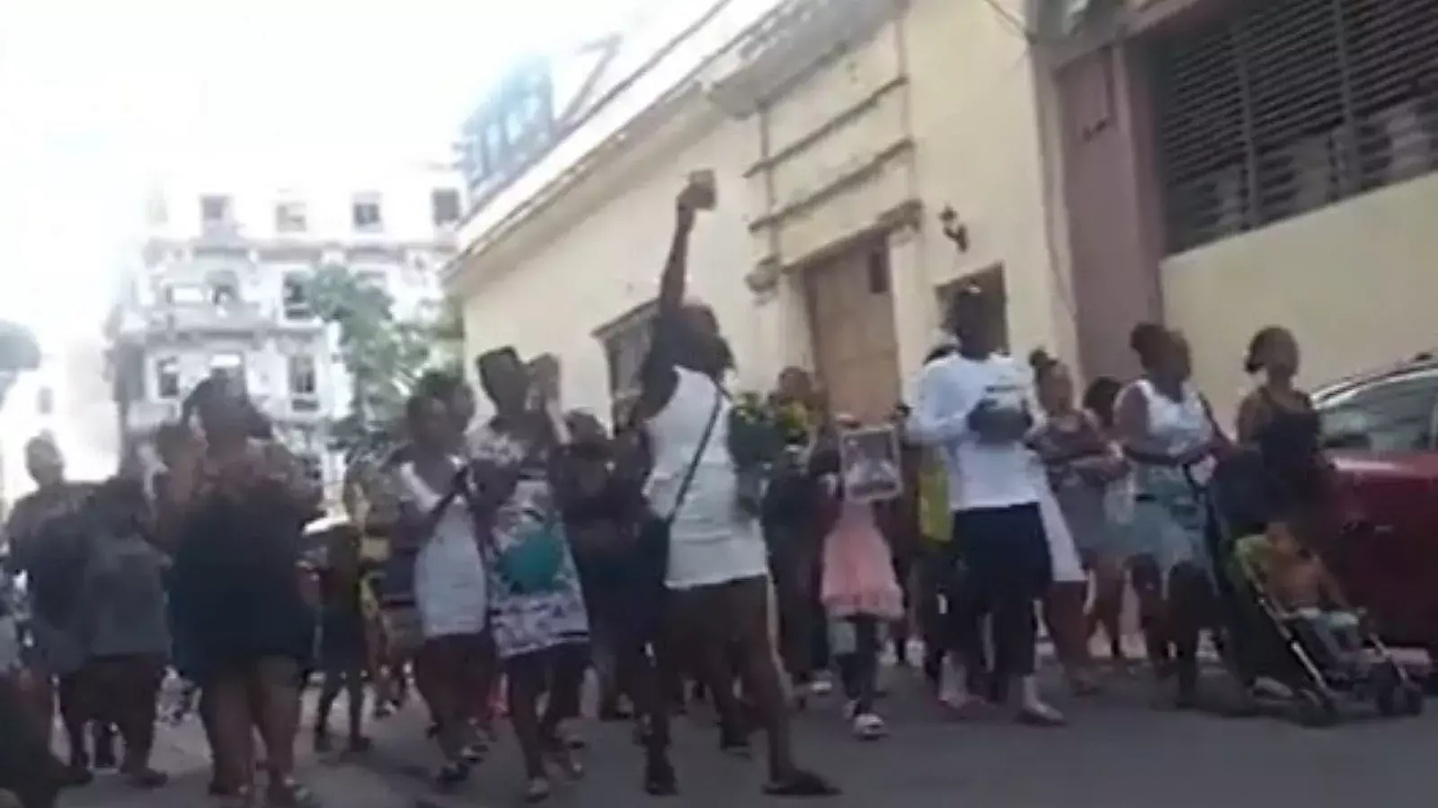 Familiares de joven asesinado recorren La Habana con cenizas