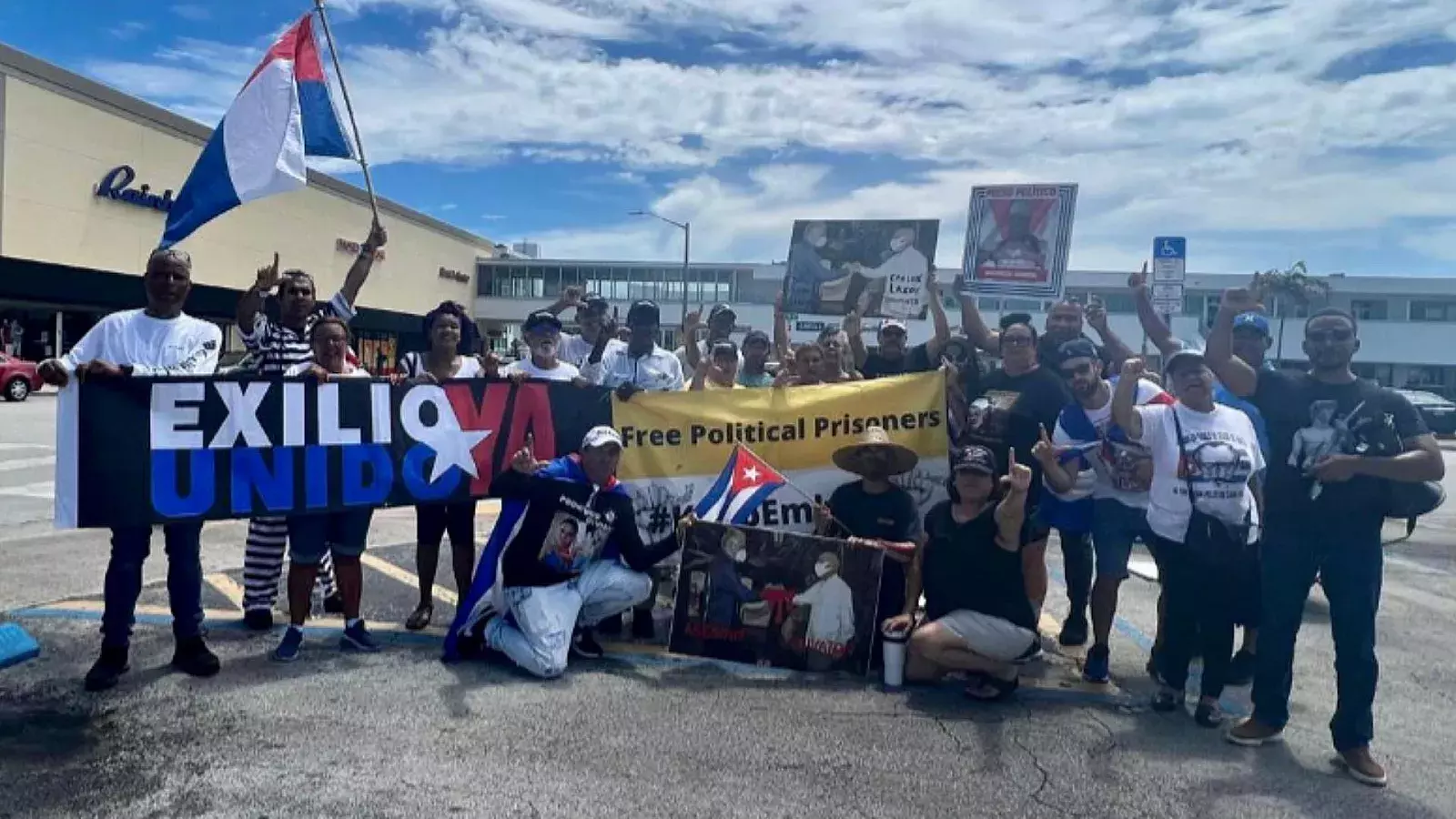 Cubanos protestan contra Puentes de Amor