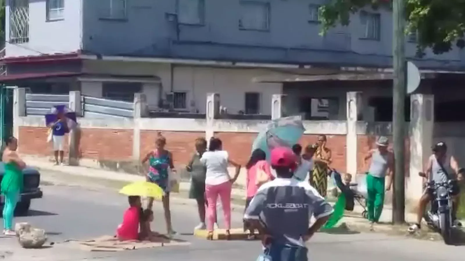 Madre cubana se planta con sus 4 hijos en medio de la calle en protesta por las condiciones de vida