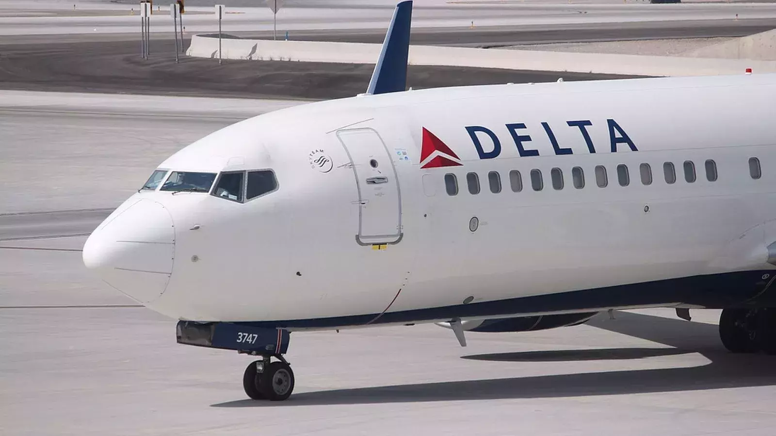 Pasajero de Delta trata de estrangular a azafata y la apuñala con “objeto afilado” tras aterrizar en Nueva Orleans