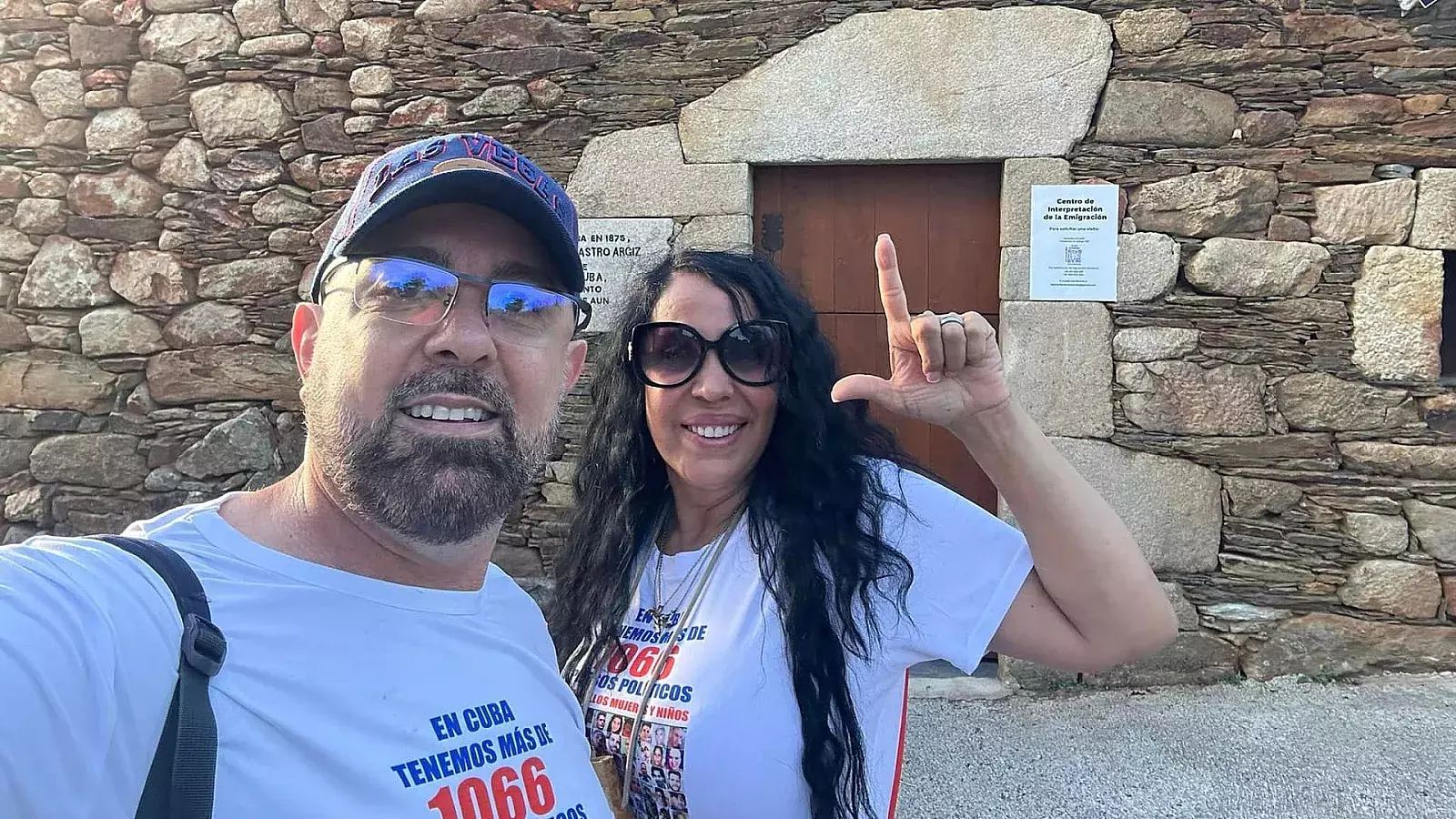 Dos activistas cubanos inician el Camino de Santiago