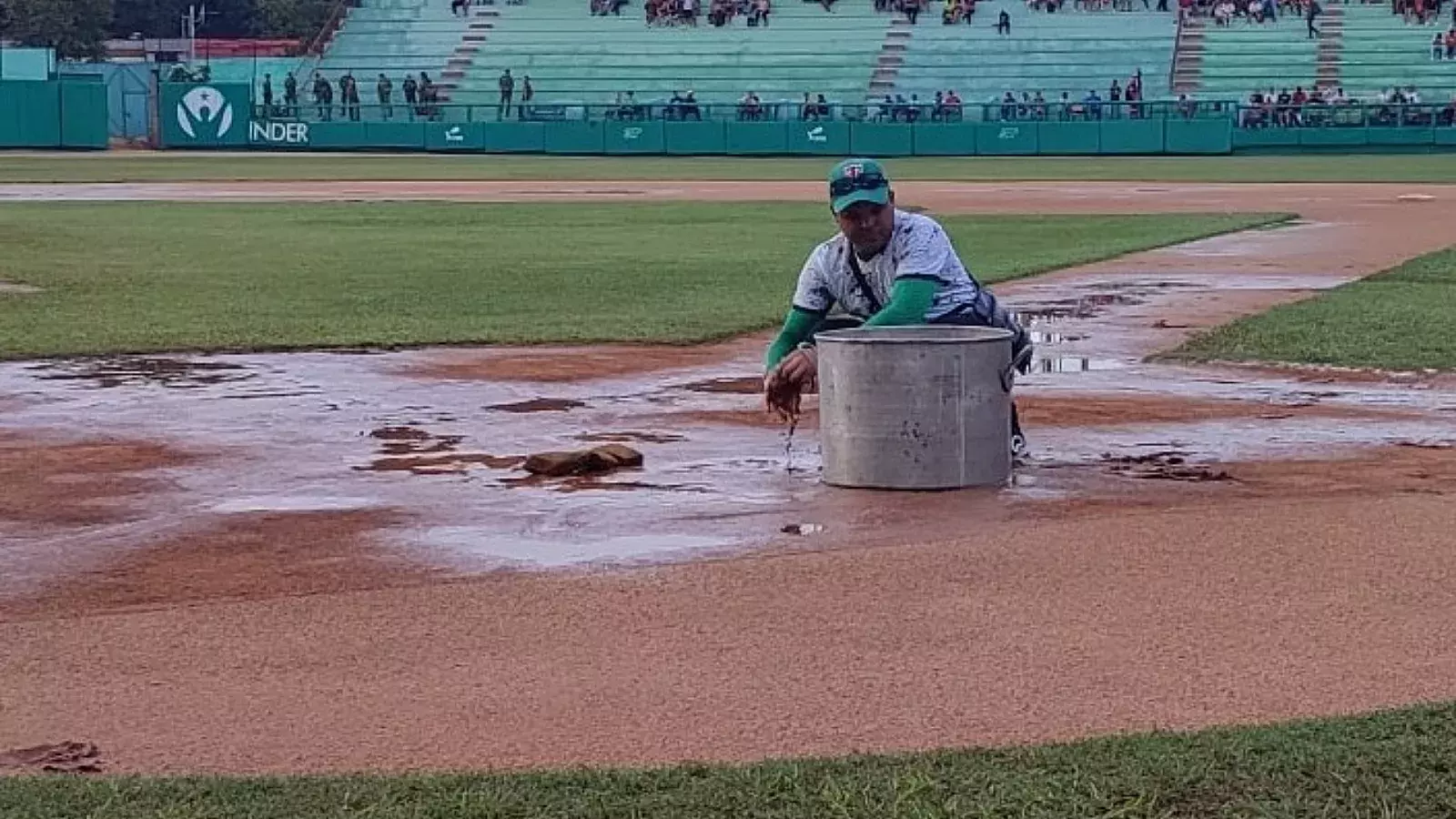 Así intentaron mejorar el terreno de béisbol en Las Tunas