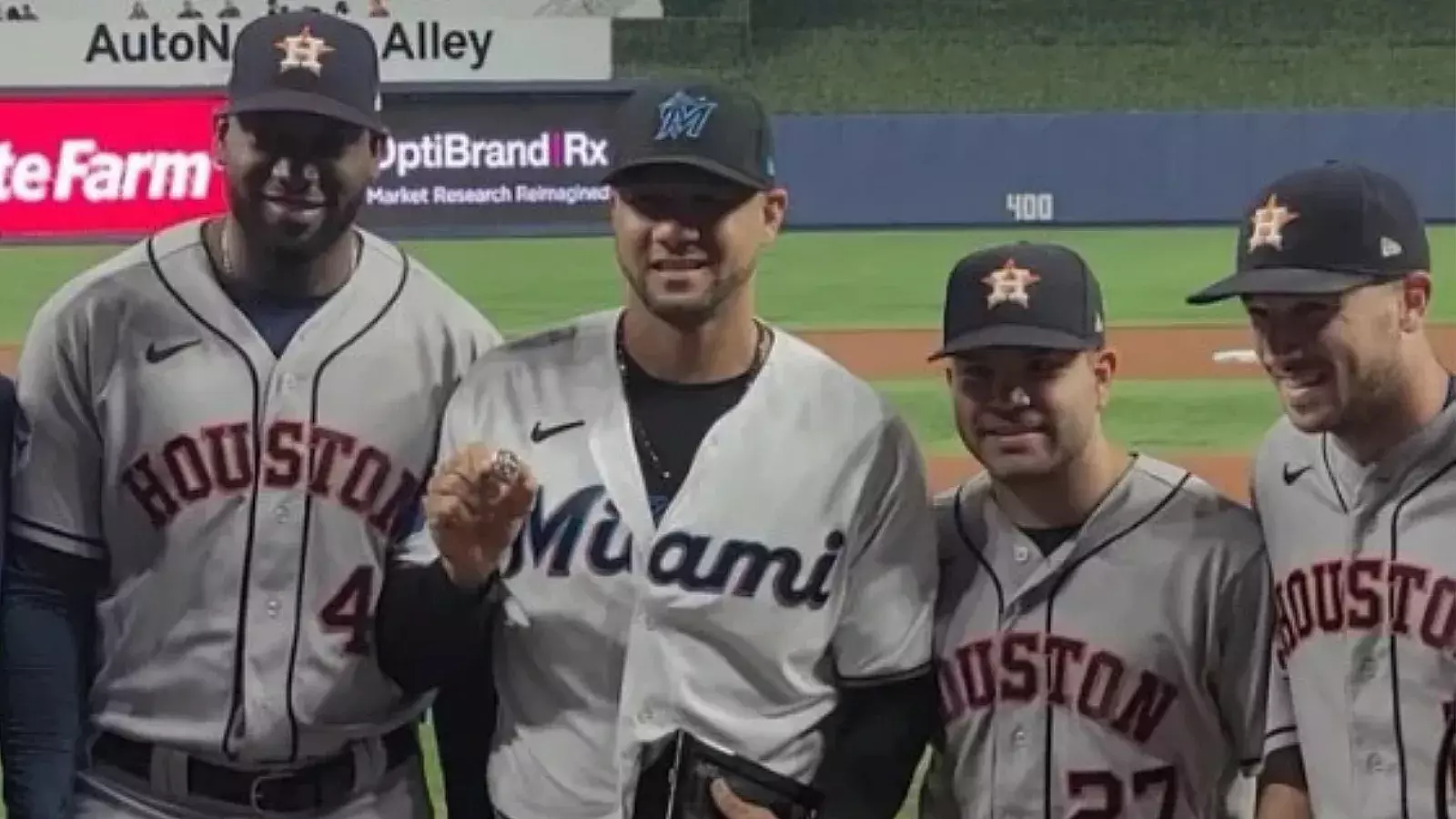 Yuli Gurriel recibe anillo de Serie Mundial