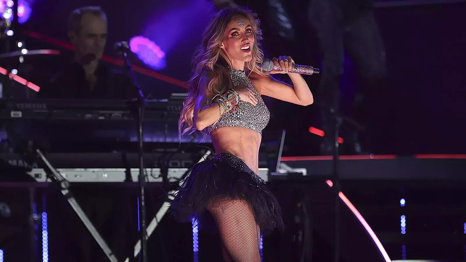 La cantante mexicana Anahí recibe golpe en la cara en pleno concierto de RBD