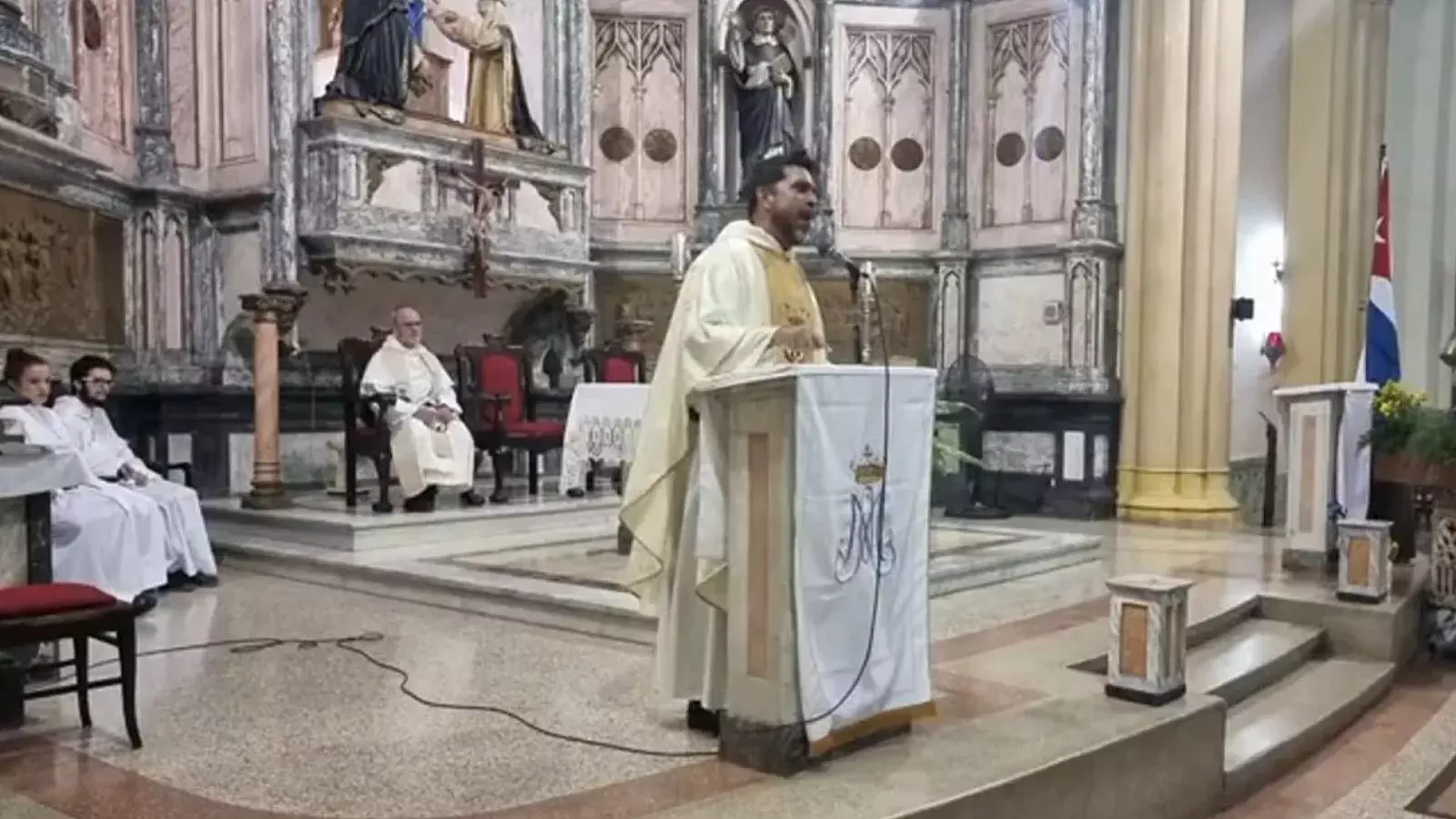Sacerdote cubano critica al gobierno