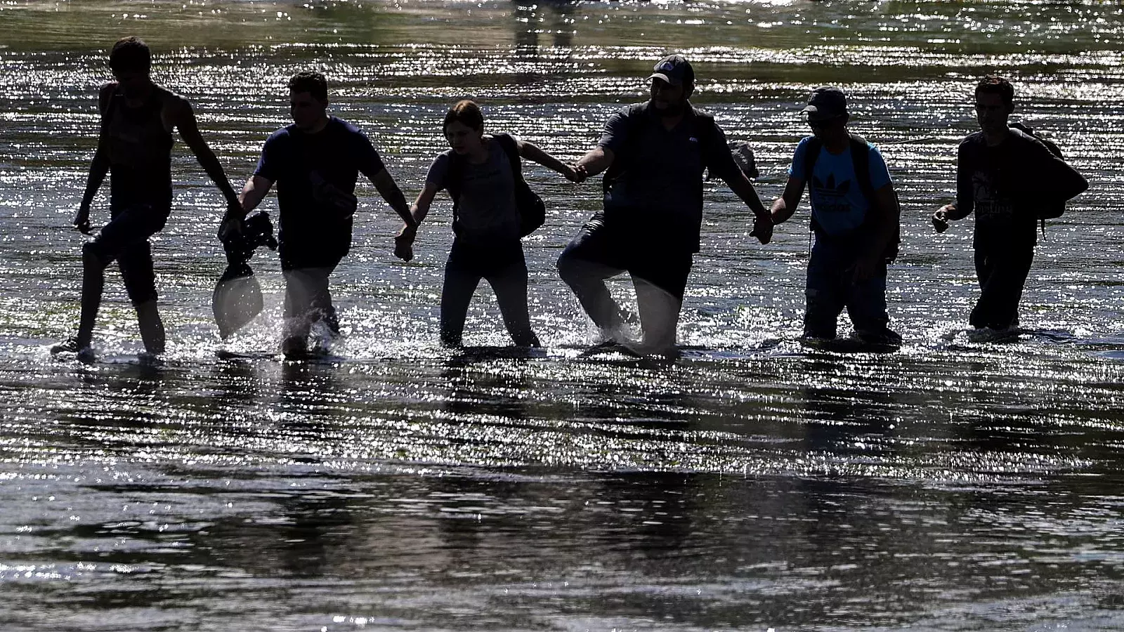 Cientos de ilegales cruzan la frontera en Texas y muere un niño de 3 años