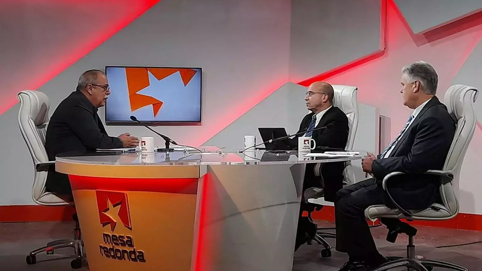 Ministros del régimen cubano en la Mesa Redonda