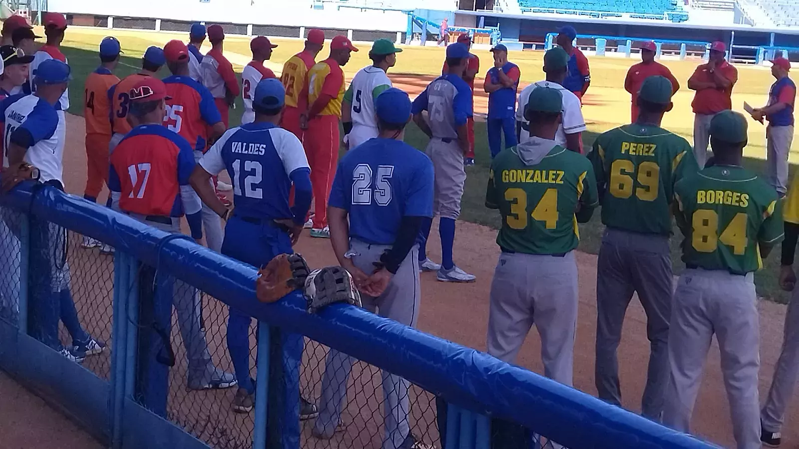 Peloteros cubanos forman en el Latinoamericanos antes del tryout