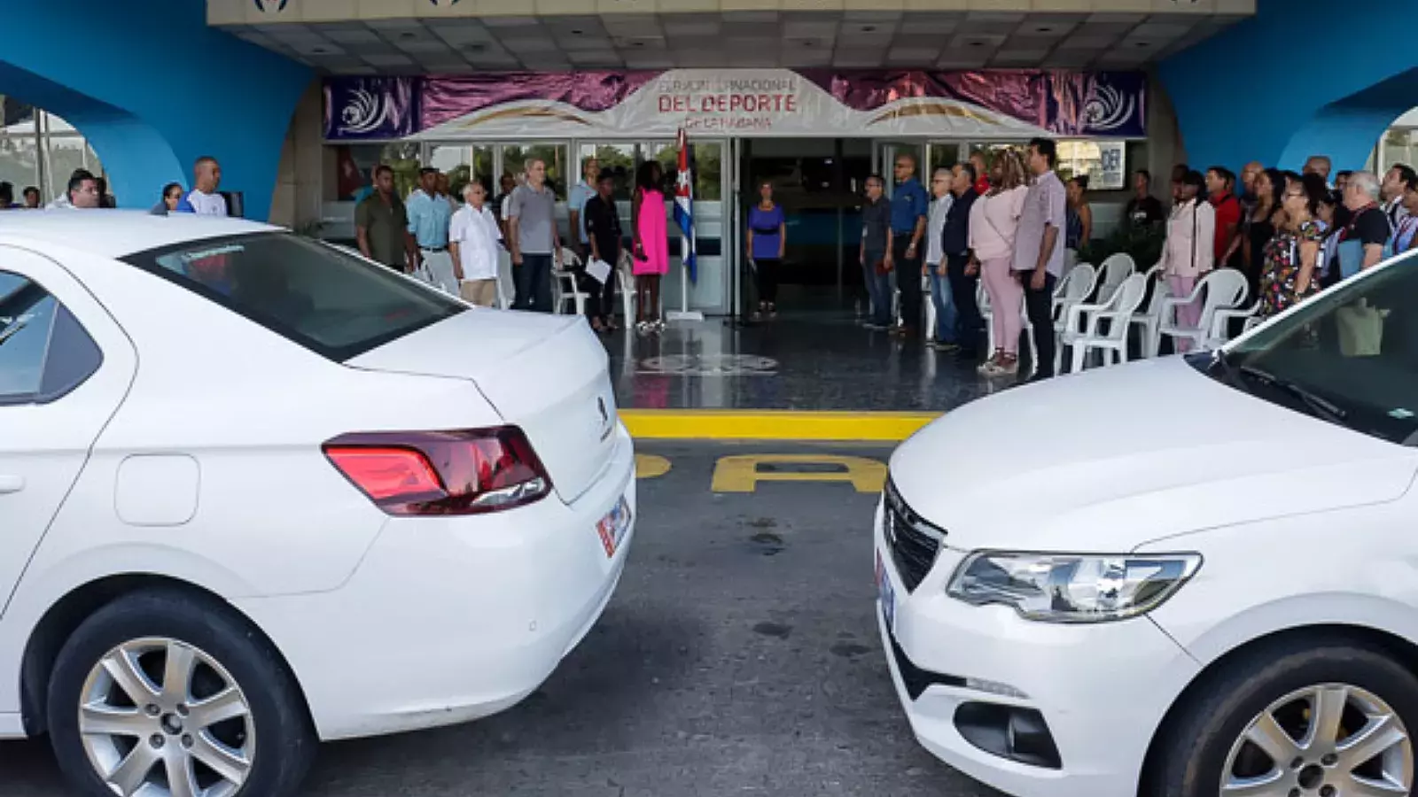 Regalan carros a exdeportistas en Cuba