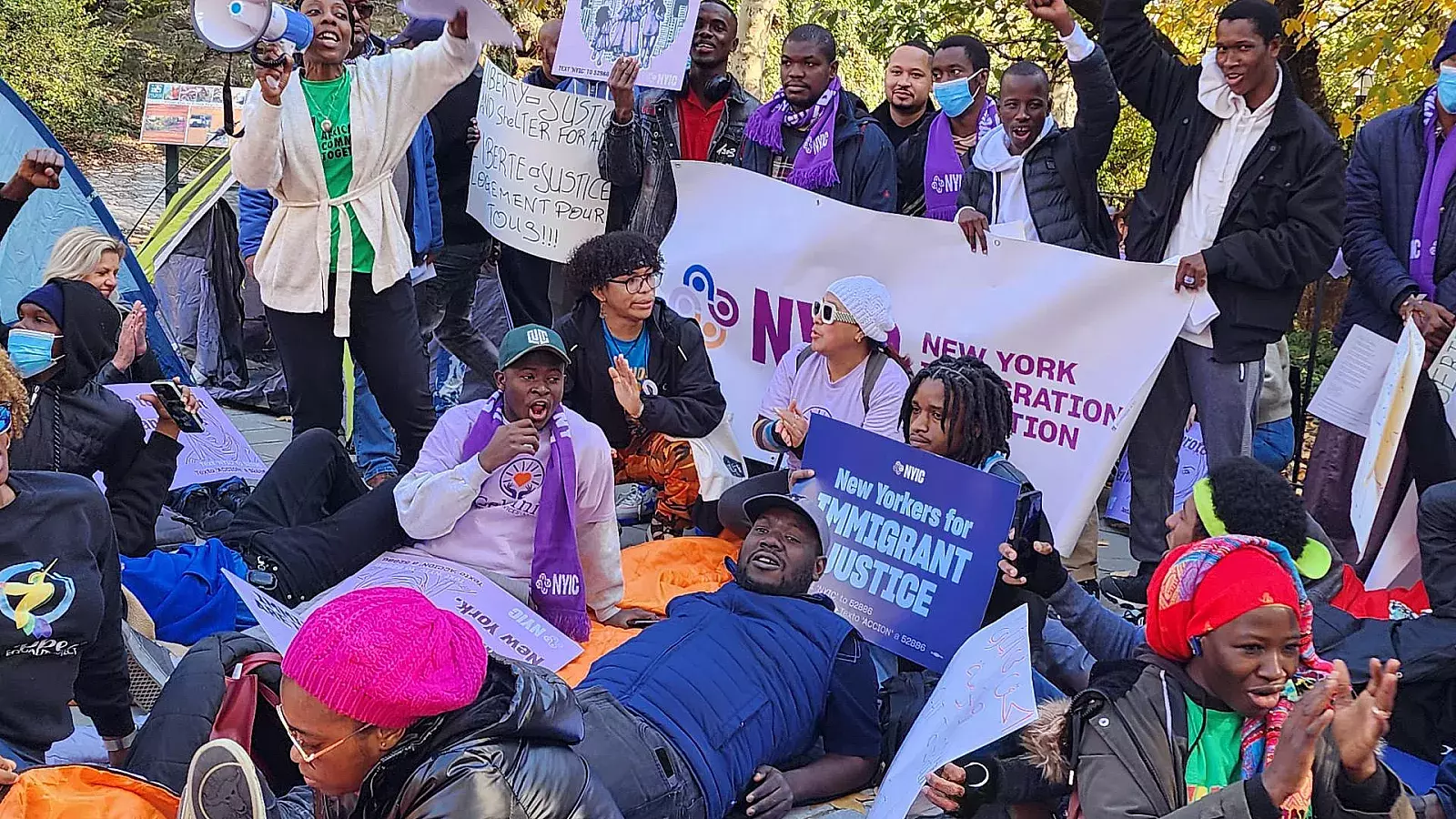 Inmigrantes  protestan &quot;durmiendo&quot; frente a residencia oficial del alcalde de Nueva York