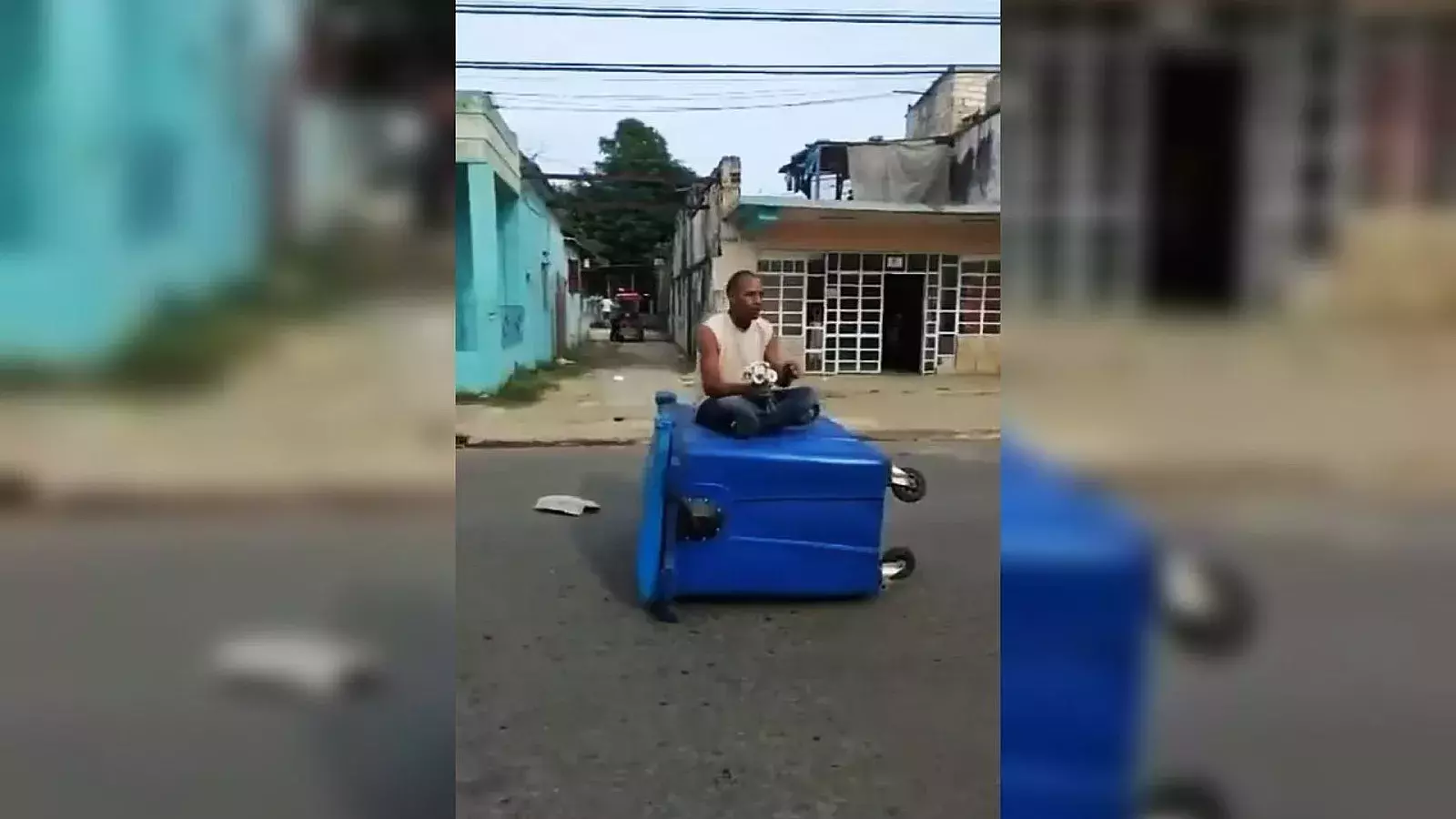 Cubano protesta contra el régimen en las calles de Cuba