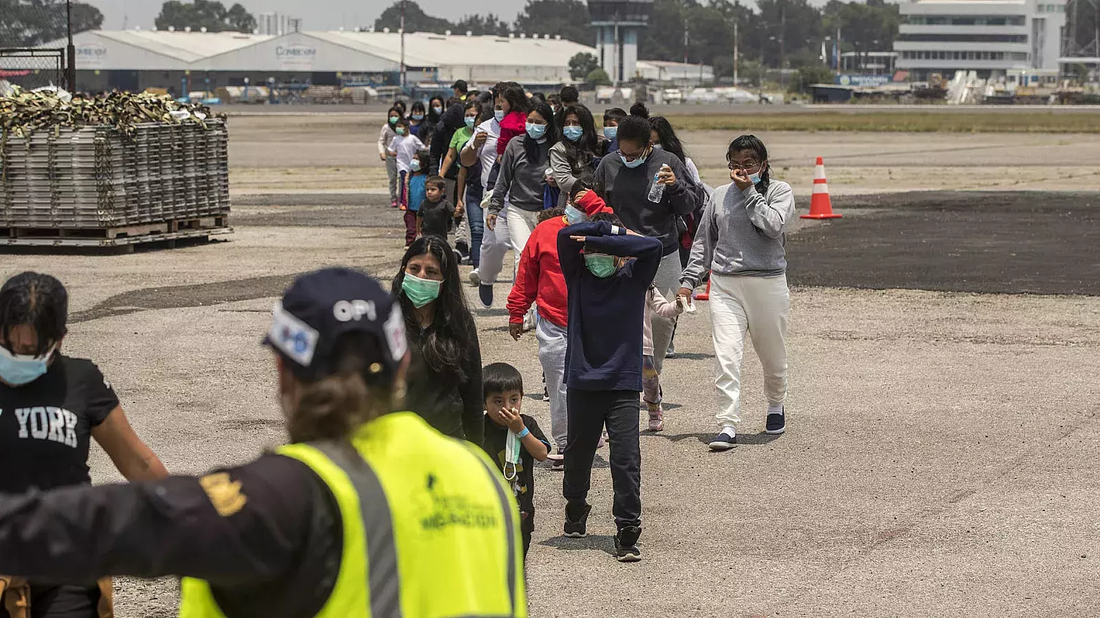 Cruces fronterizos de venezolanos se reducen a la mitad, mientras los refugiados son devueltos al país comunista