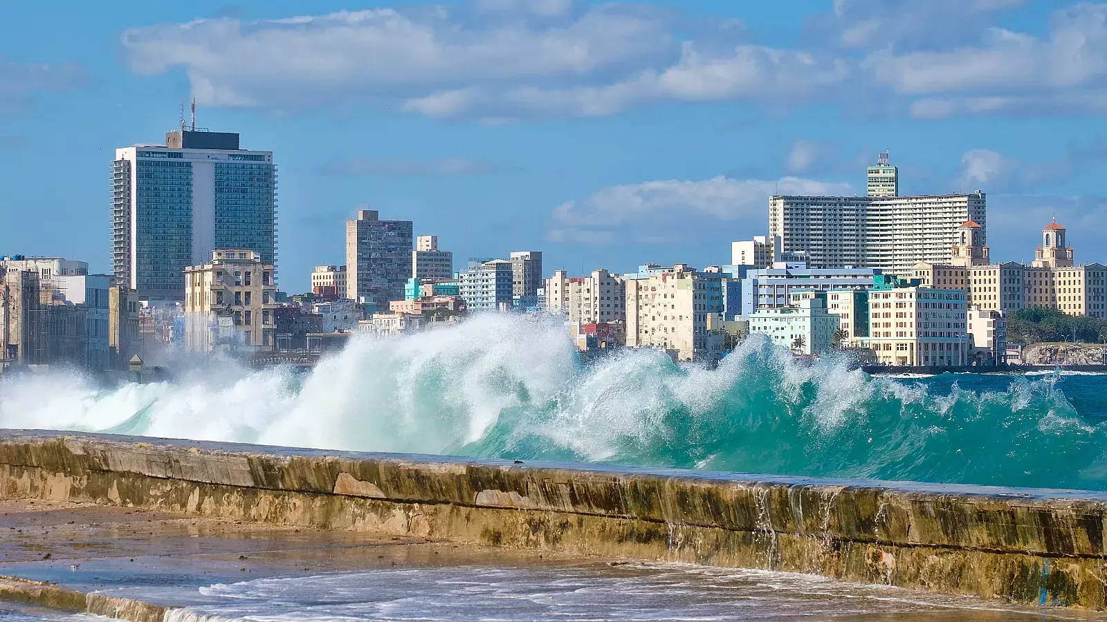 Inundaciones en el Malecón habanero