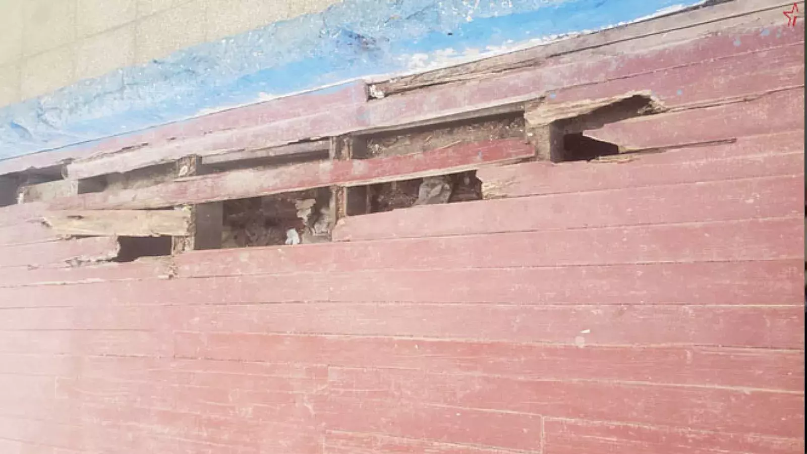 Mal estado del tabloncillo de básquet de la EIDE en Ciego de Ávila