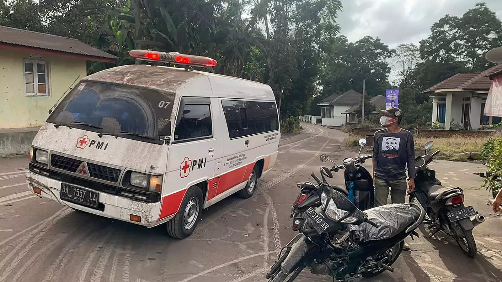 Mueren 11 alpinistas y otros 12 desaparecen tras erupción de volcán en Indonesia