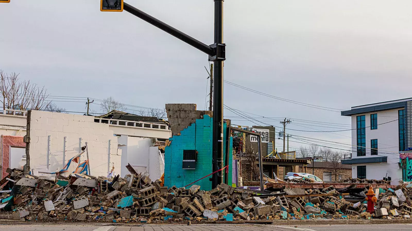 Al menos tres muertos, incluido un niño, tras el paso de poderoso tornado en Tennessee