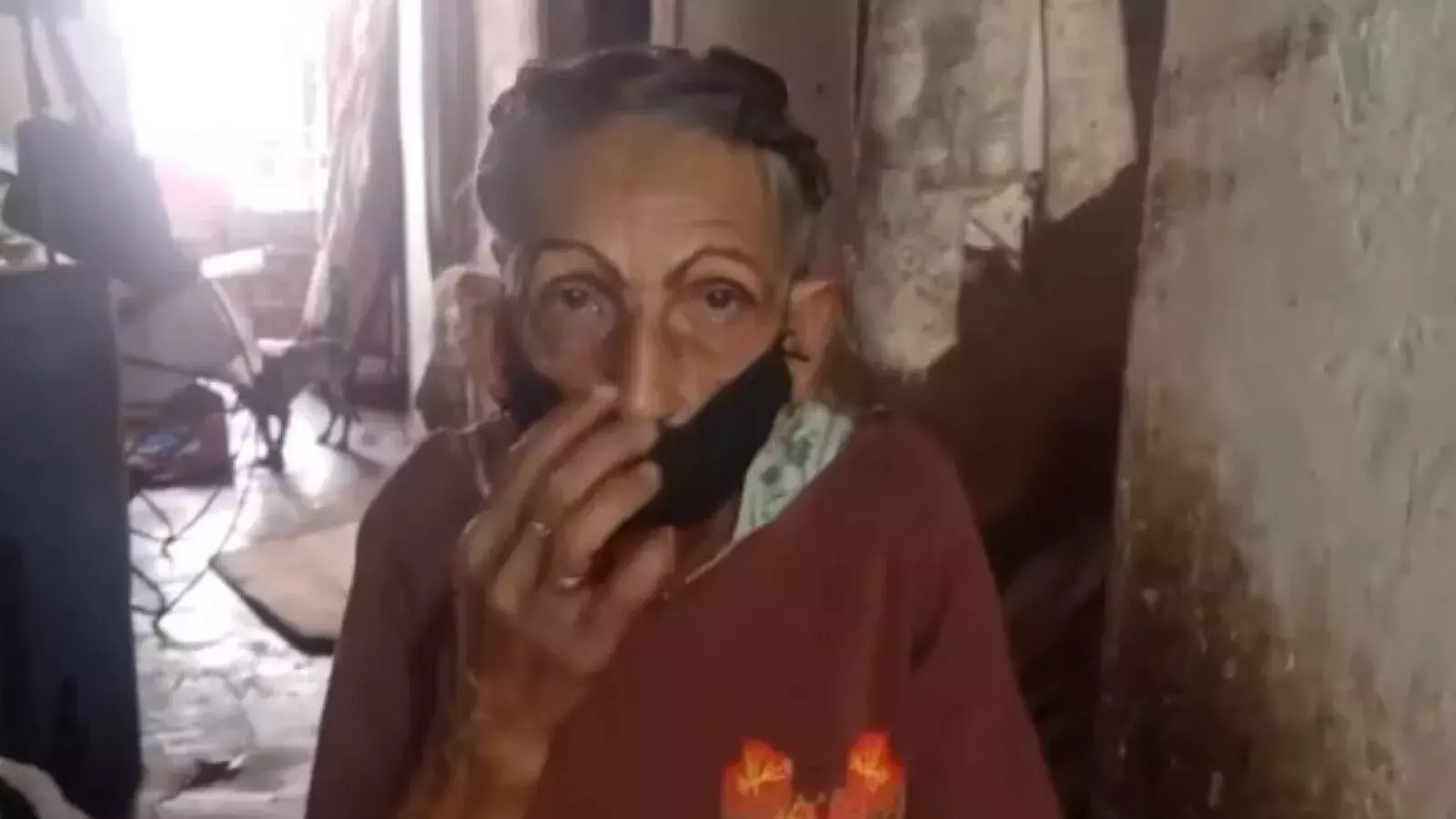 Anciana con casa en peligro de derrumbe