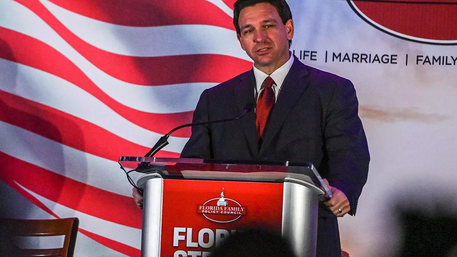 DeSantis se baja de la carrera presidencial y respalda a Trump