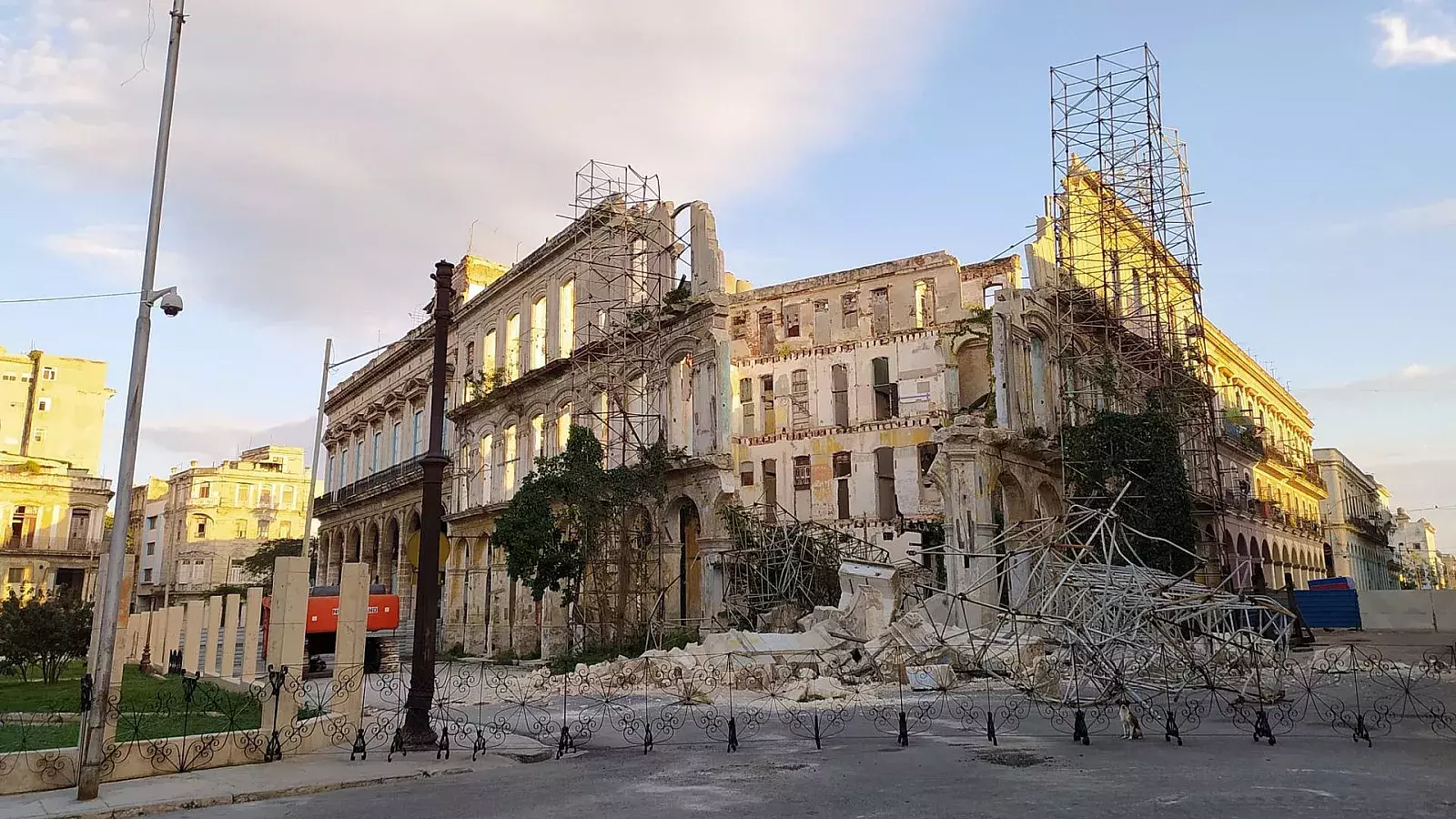 Se derrumba la fachada de un edificio en Centro Habana.