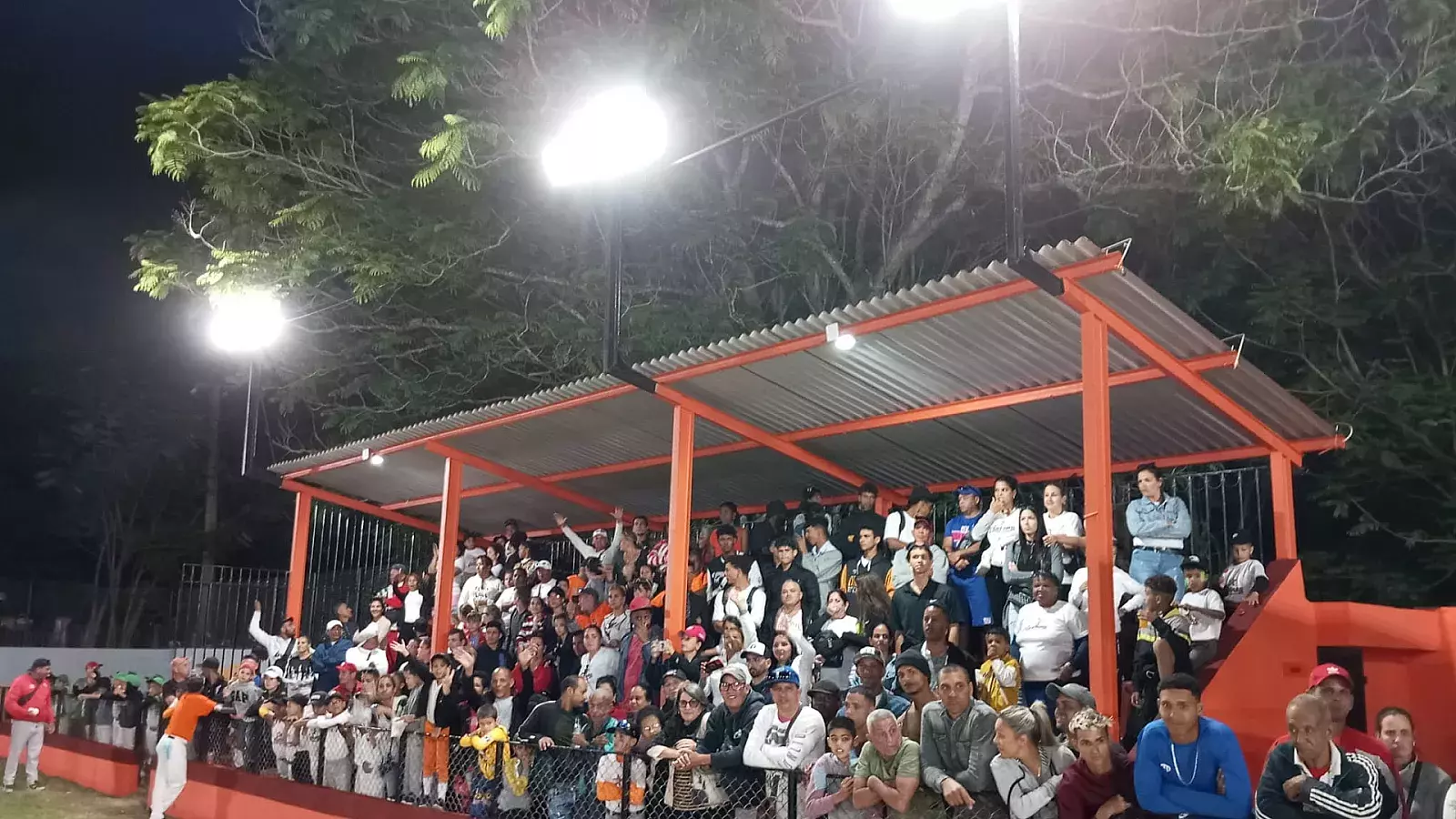 Roban luces en estadio infantil de Santa Clara