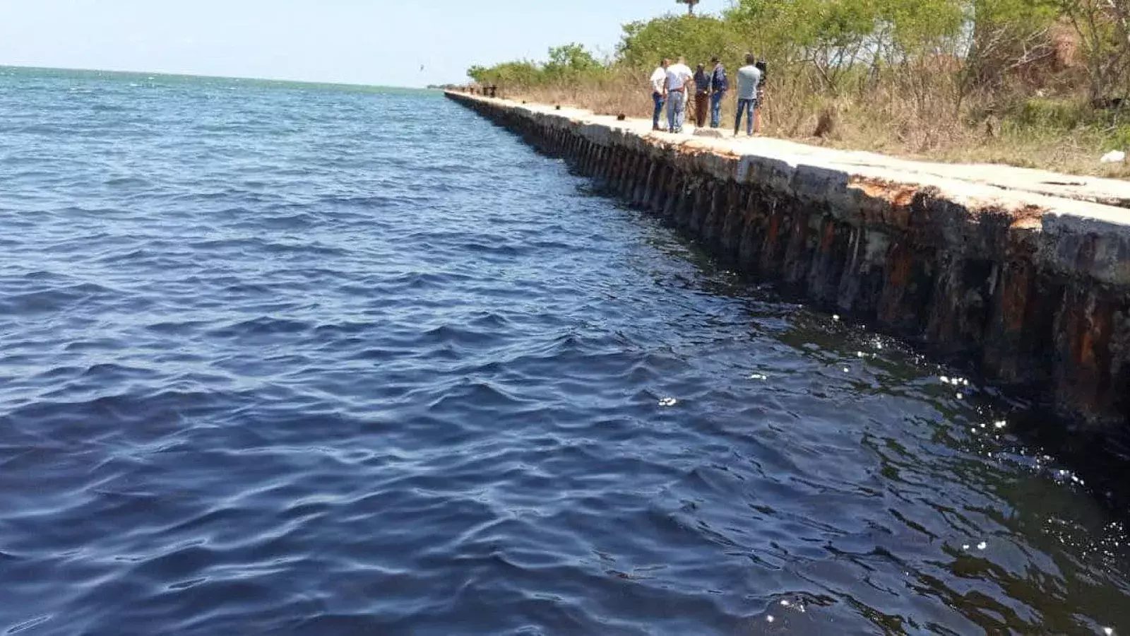 Derrame de líquido en la bahía de Cárdenas