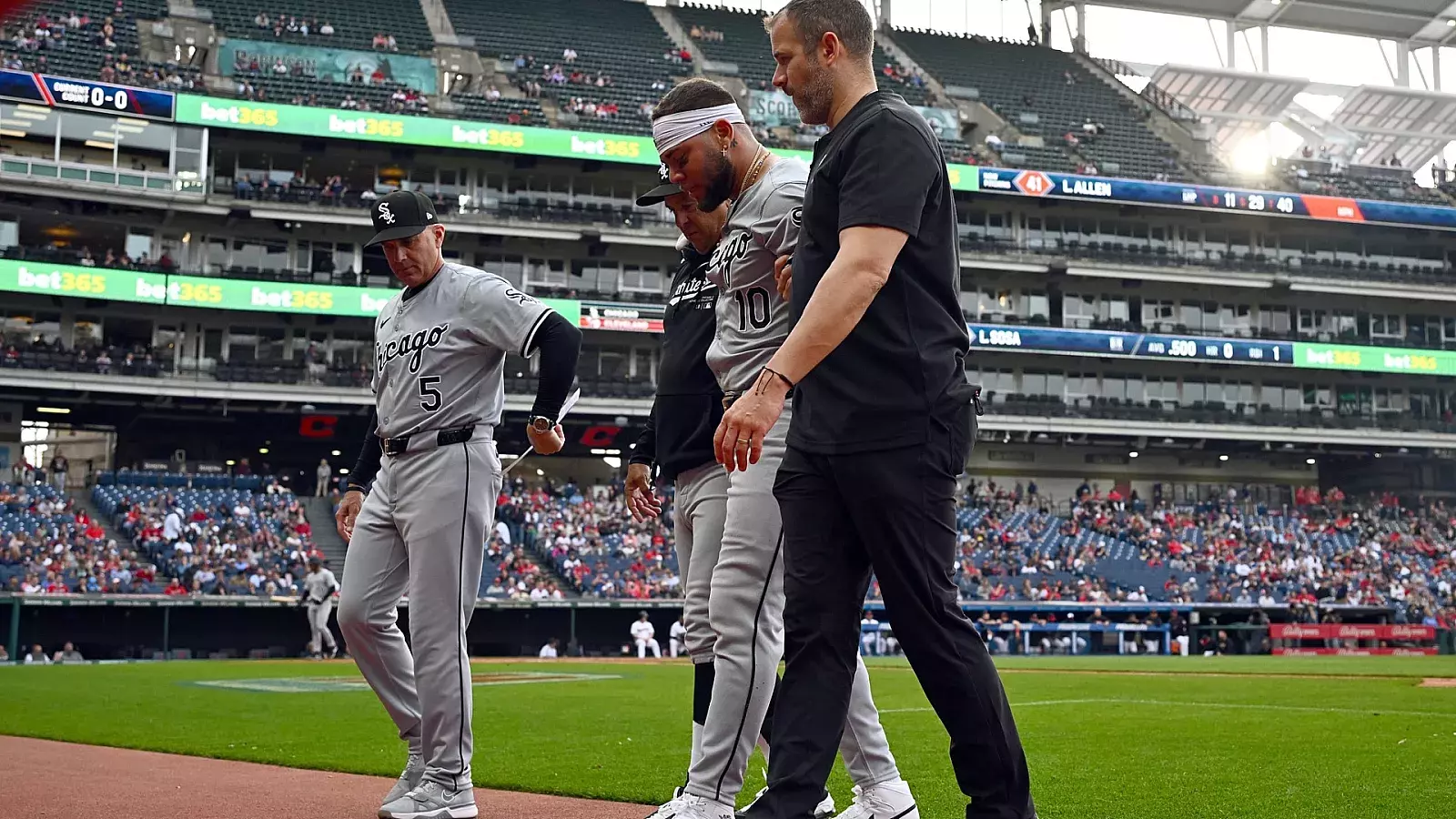 Yoan Moncada sale lesionado de partido