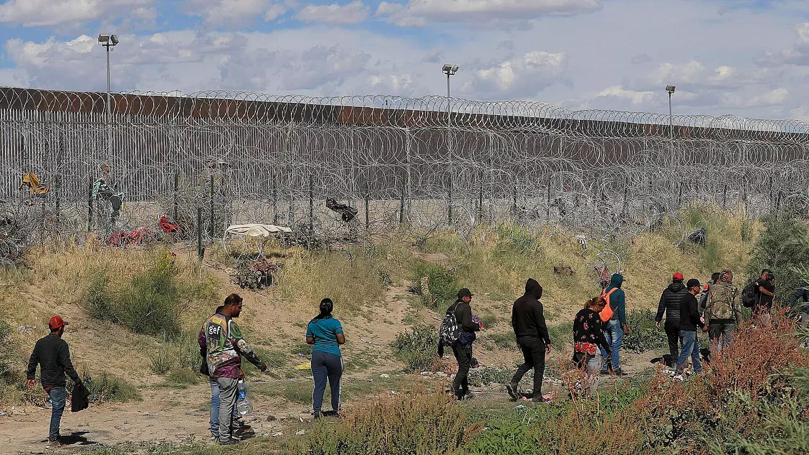 Migrantes insisten en cruzar a EEUU por el río Bravo pese a las crecientes deportaciones