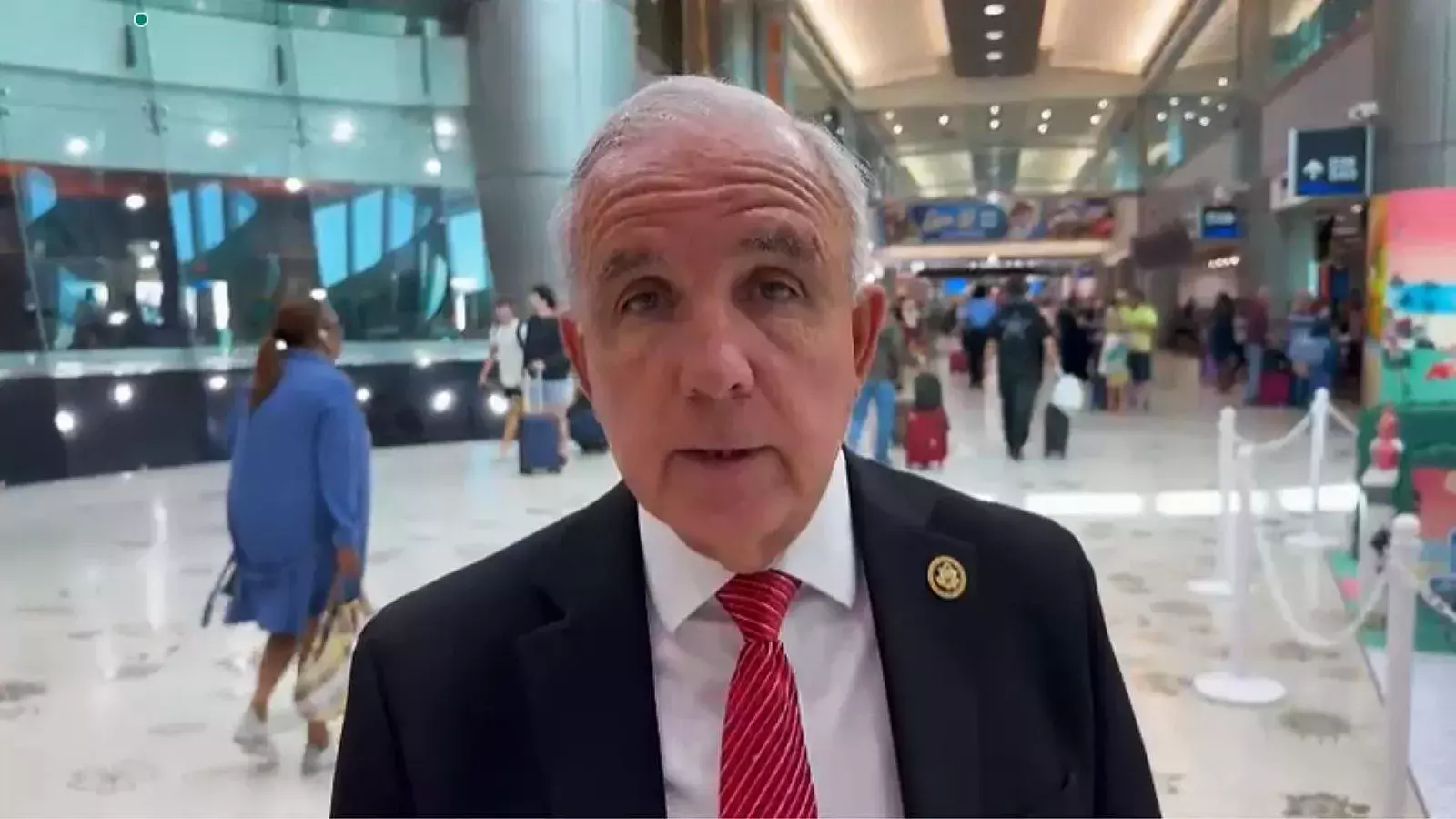 Congresista Carlos A. Gimenez en el aeropuerto internacional de Miami